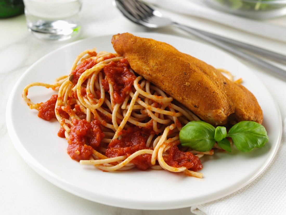 Gedünstete Hühnerbrust auf Vollkornspaghetti mit Tomatensauce