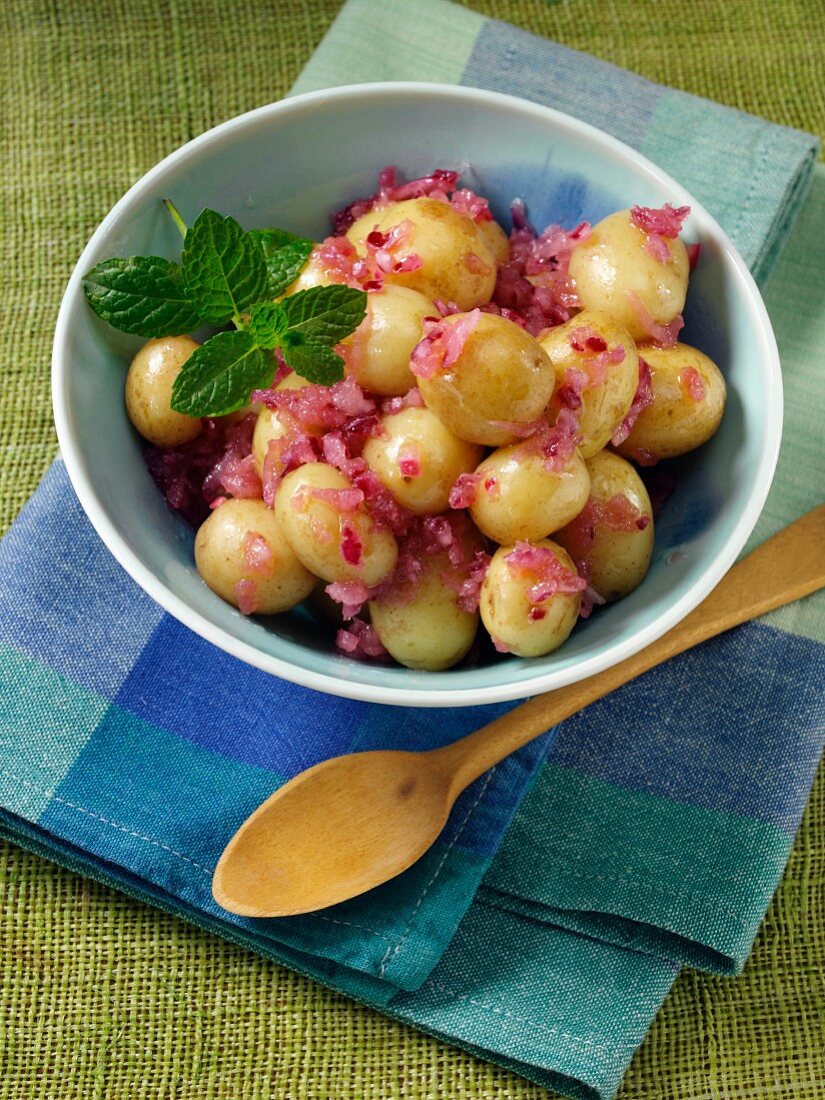 Kartoffelsalat mit roten Zwiebeln