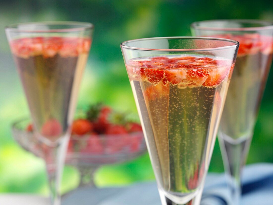 Erdbeer-Champagner in Gläsern (Nahaufnahme)