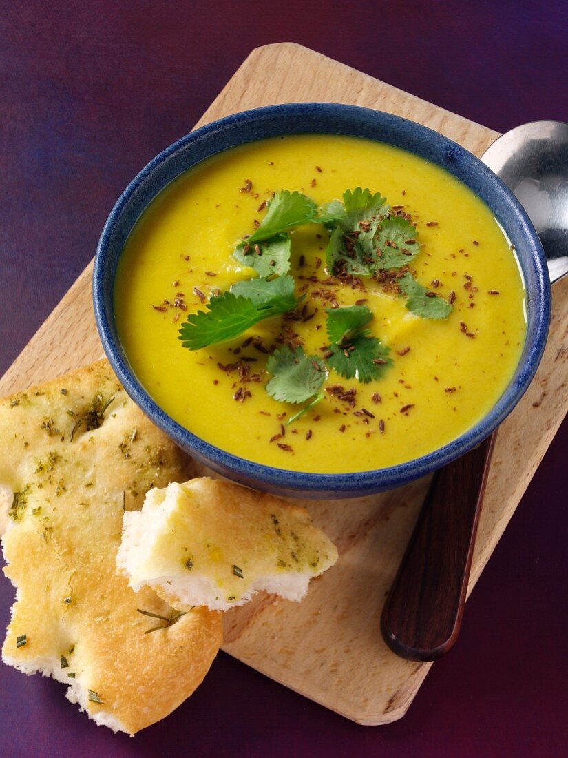 Pastinakencremesuppe mit Koriander und Fladenbrot