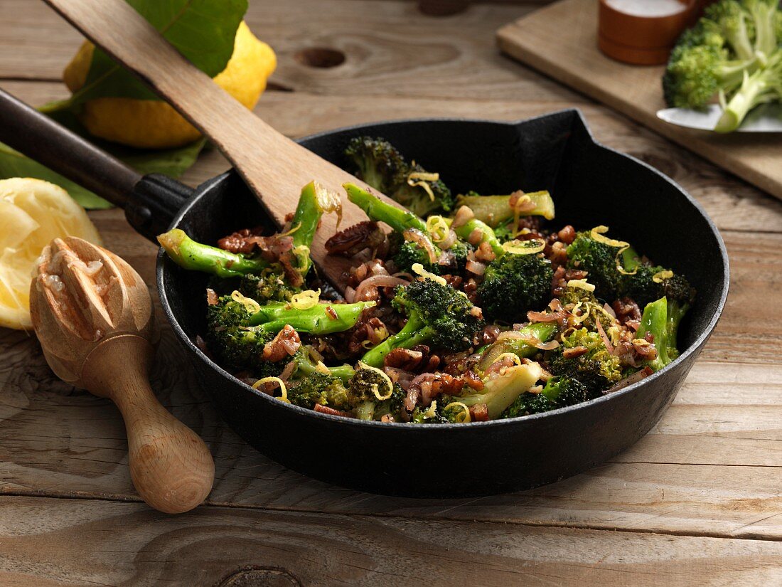 Broccoligemüse in der Pfanne mit Speck und Pekannüssen
