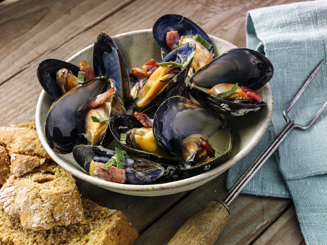 Mussels with cider and smoky bacon