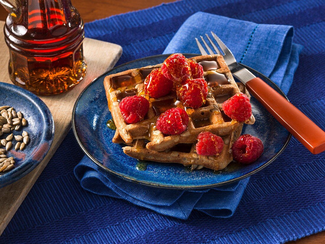 Buchweizenwaffeln mit Himbeeren und Sirup