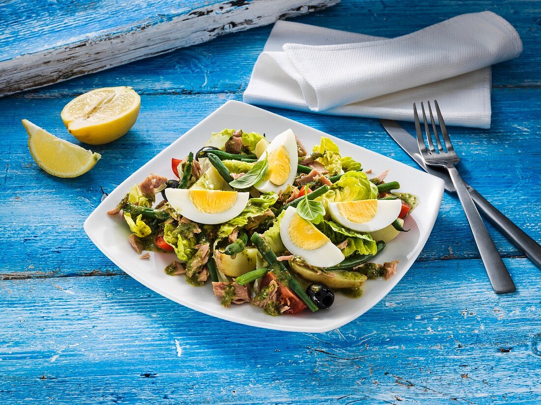 Nizza-Salat mit Thunfisch, Bohnen, Ei, Oliven und Tomaten