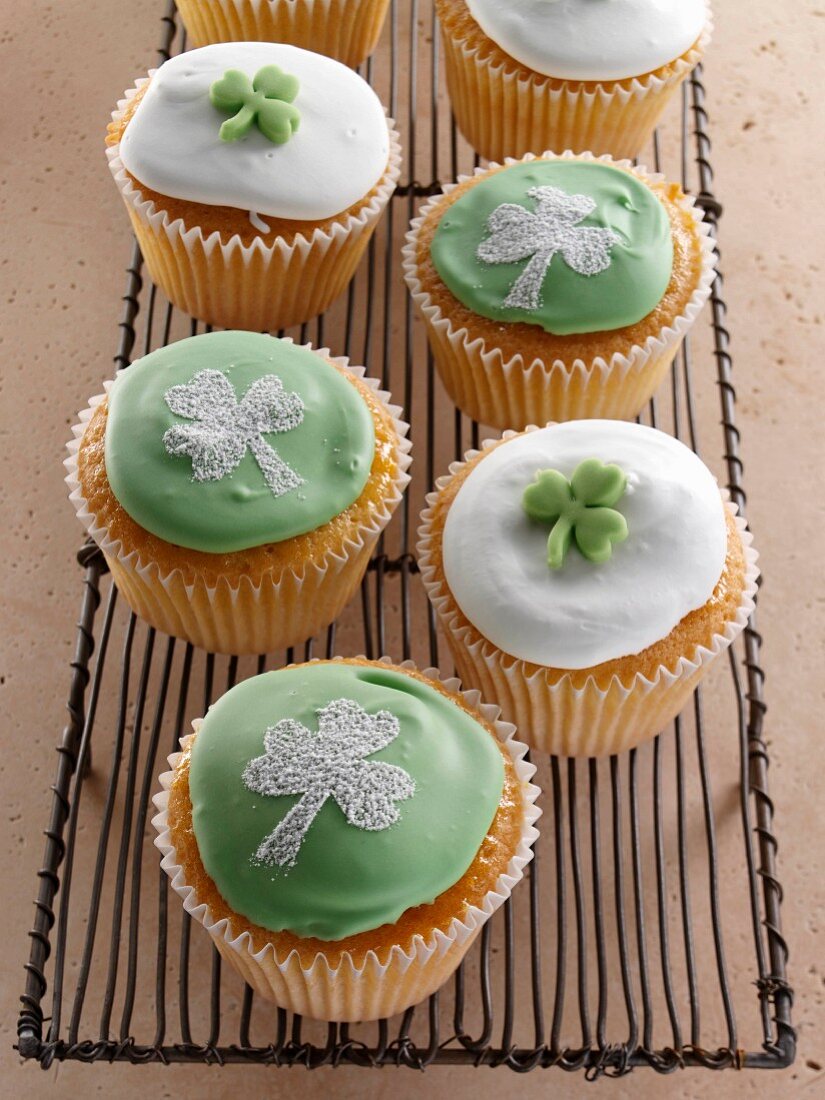Cupcakes dekoriert mit Zuckerglasur und Kleeblättern