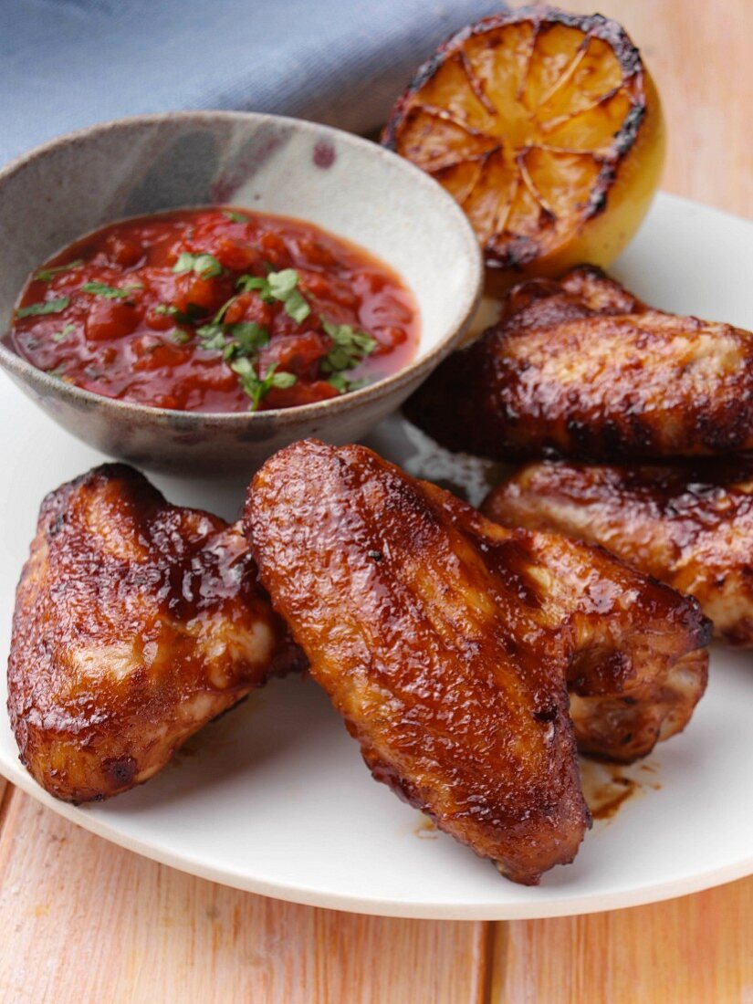 BBQ Chicken Wings mit Tomatensalsa