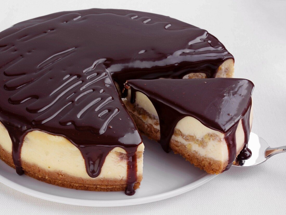 Banana Cheesecake mit Schokoladenglasur, angeschnitten