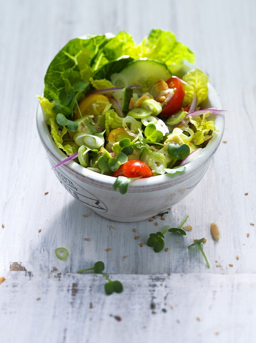 Lettuce with tomatoes, cucumber and lemon dressing