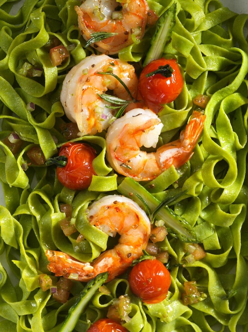 Green pasta with prawns and cocktail tomatoes