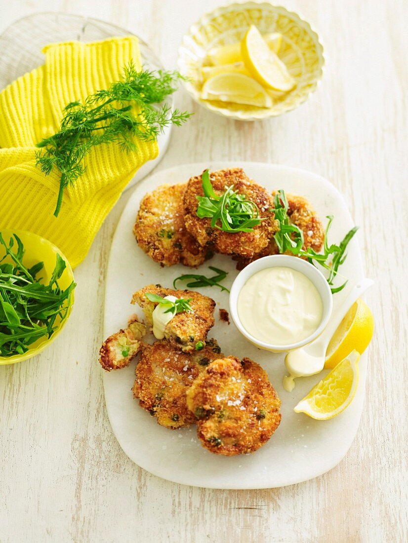 Lachs-Kartoffel-Puffer mit Zitronen-Kapern-Butter