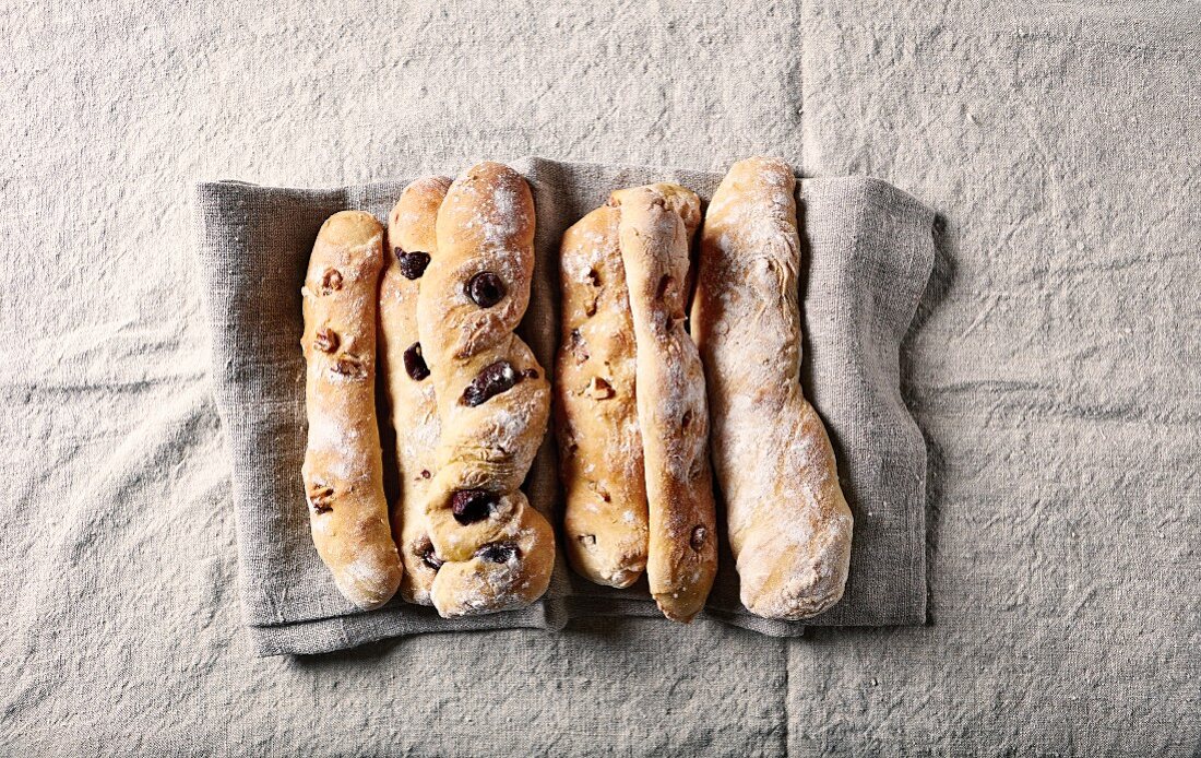 Rustikale Brotstangen mit Kalamata-Oliven und Walnüssen