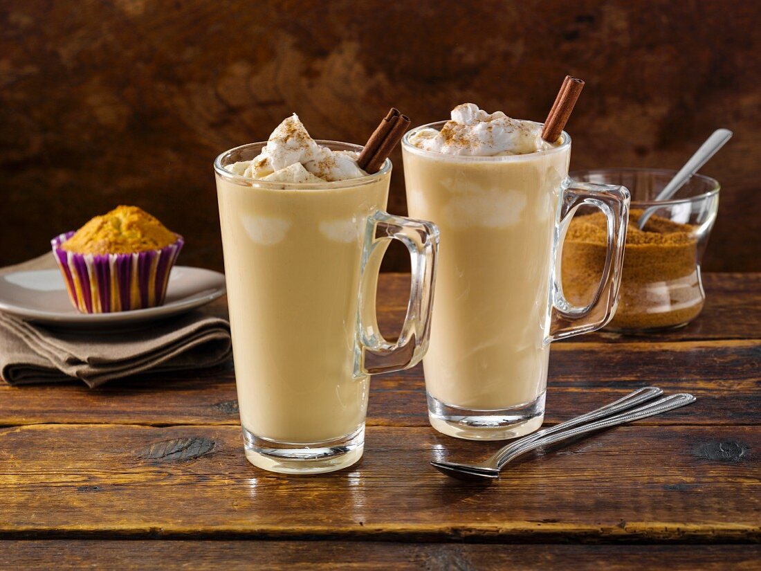 Kokos Chai Latte mit Sahne und Zimt in Gläsern