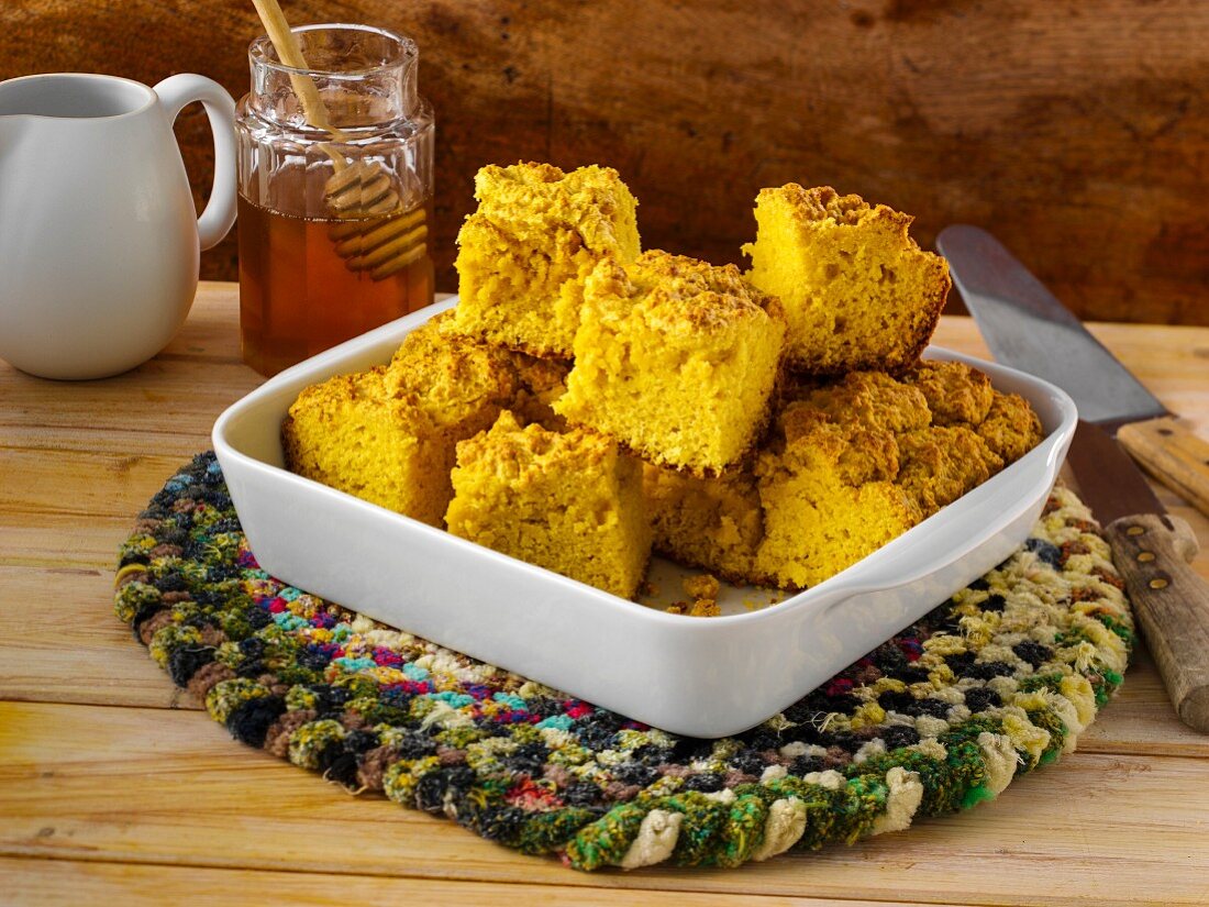 Cornbread (Maisbrot, USA) mit Buttermilch und Honig