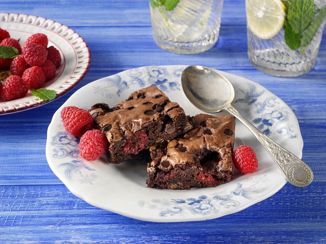 Brownies mit Chocolate Chips und Himbeeren