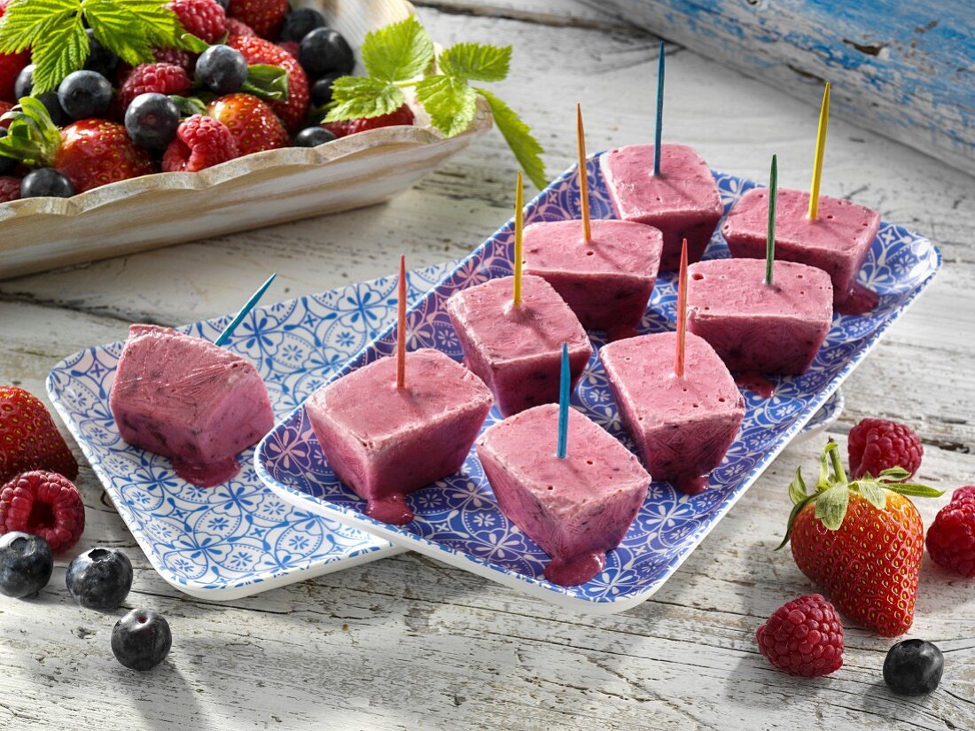 Mixed berries smoothie pops