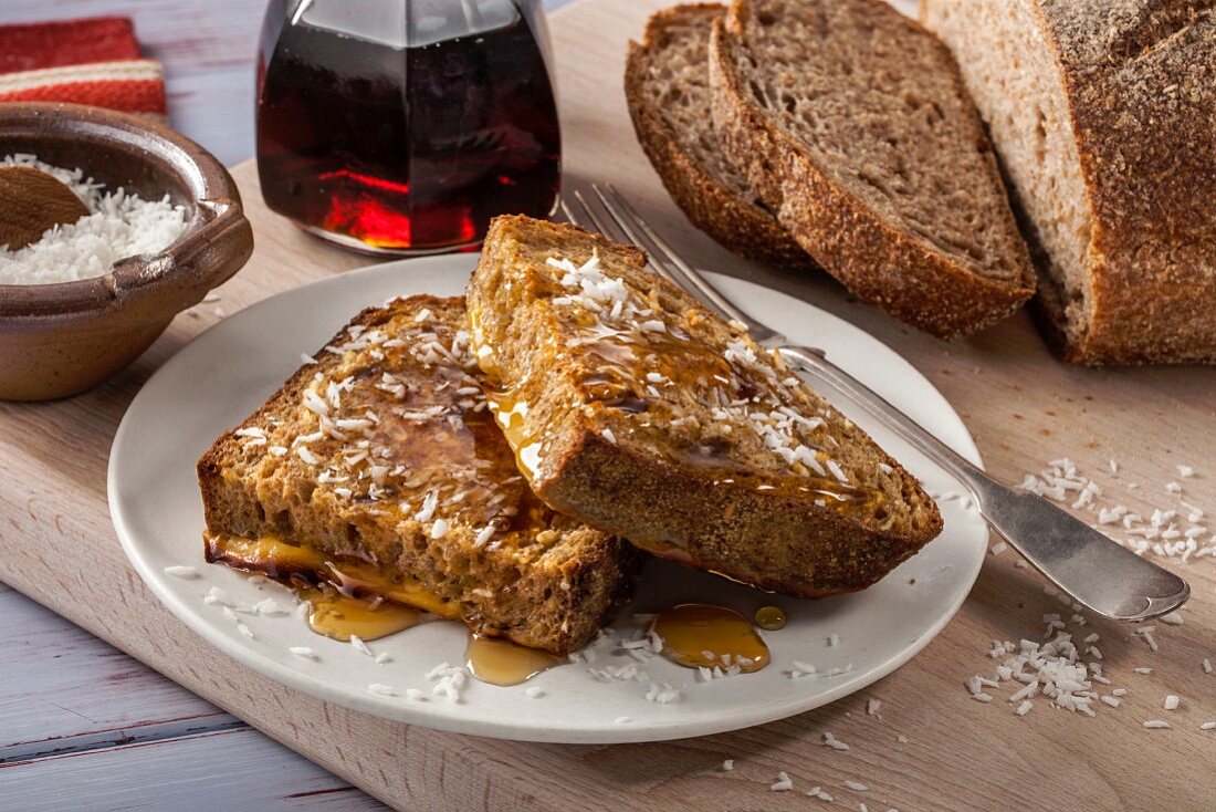 French Toast mit Sirup und Kokosraspeln