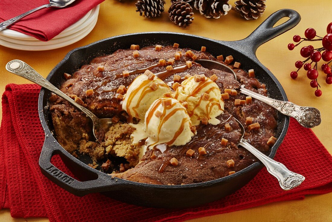 Snickerdoodle-Kuchen in der Pfanne mit Vanilleeis und Karamell (USA)