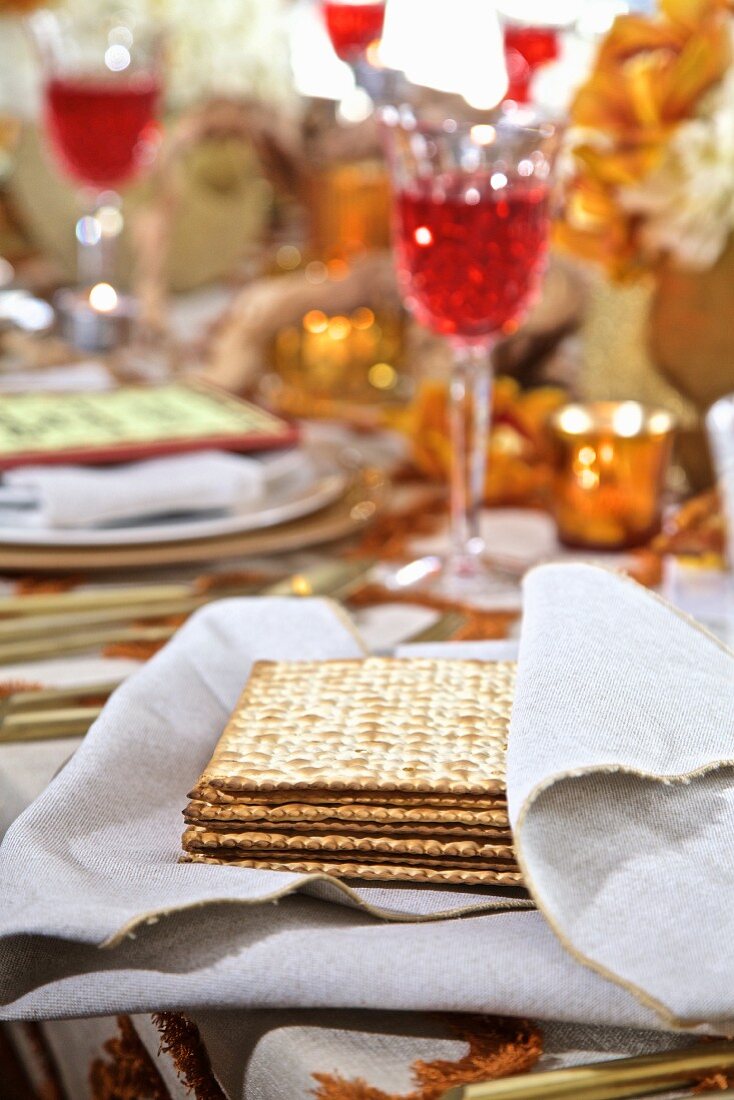 Jüdische Matzenbrote auf Weihnachtstisch