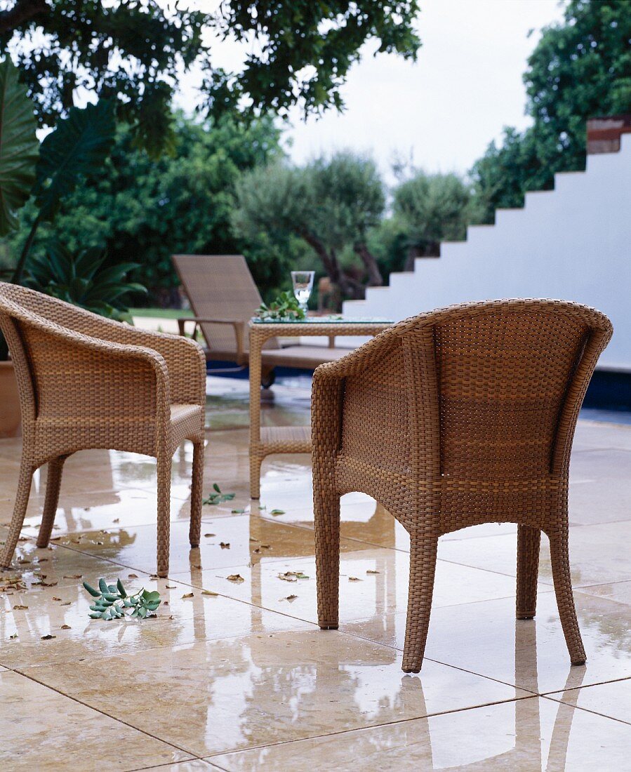 Sitzplatz mit Rattanmöbeln auf mediterraner Terrasse