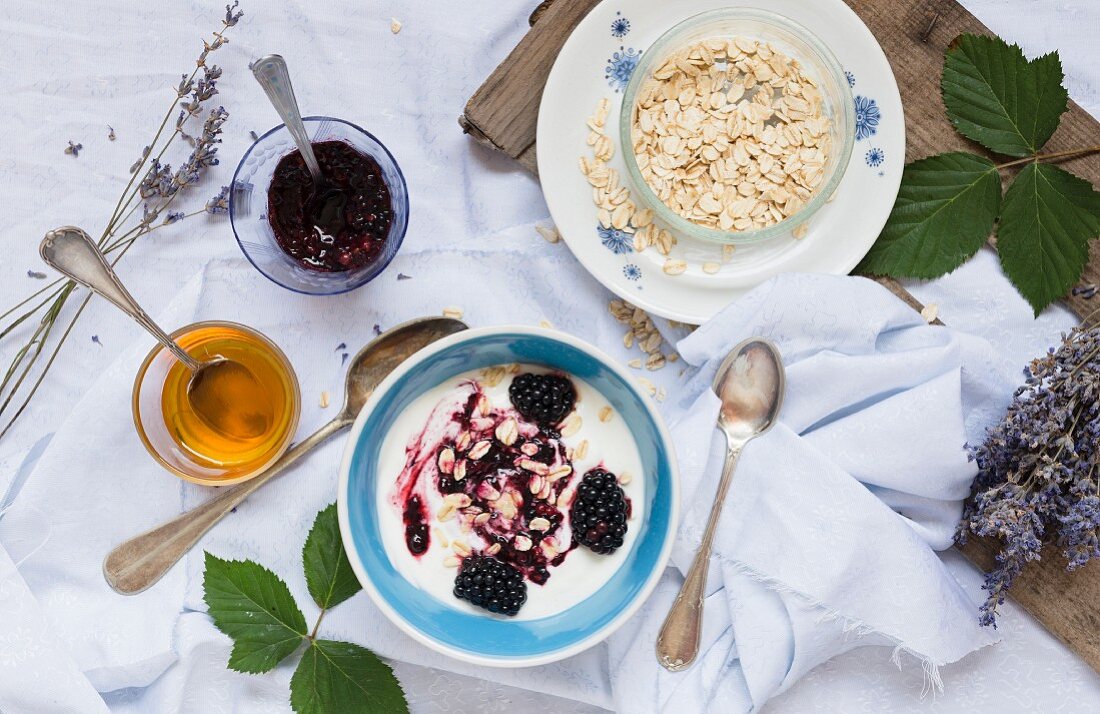 Joghurtmüsli mit Brombeeren und Haferflocken