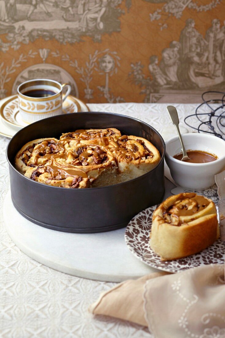 Schneckenkuchen mit Apfel und Pecannüssen