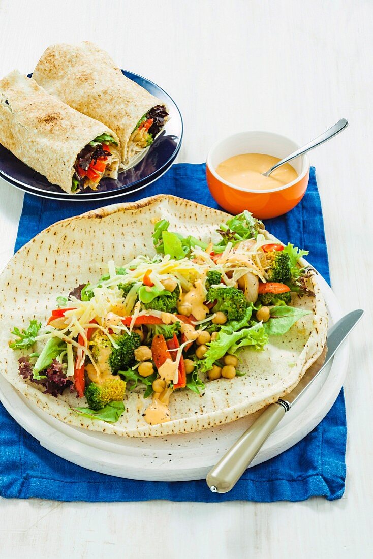 Veggie-Wraps mit Gemüse und Kichererbsen