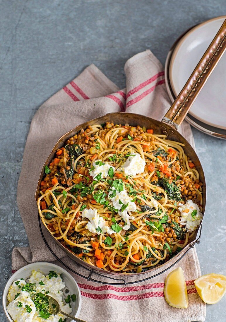 Spaghetti mit Linsen-Bolognaise, Ricotta und Petersilie