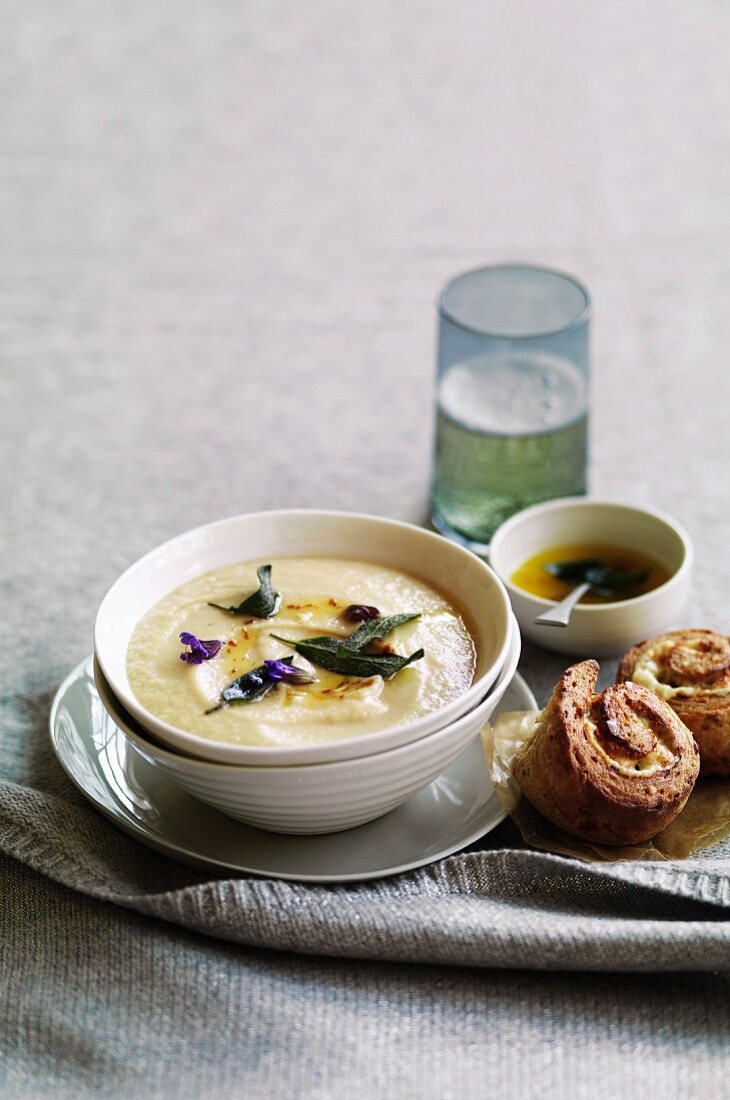 Pastinaken-Knoblauch-Suppe mit Zitrone und Salbeibutter