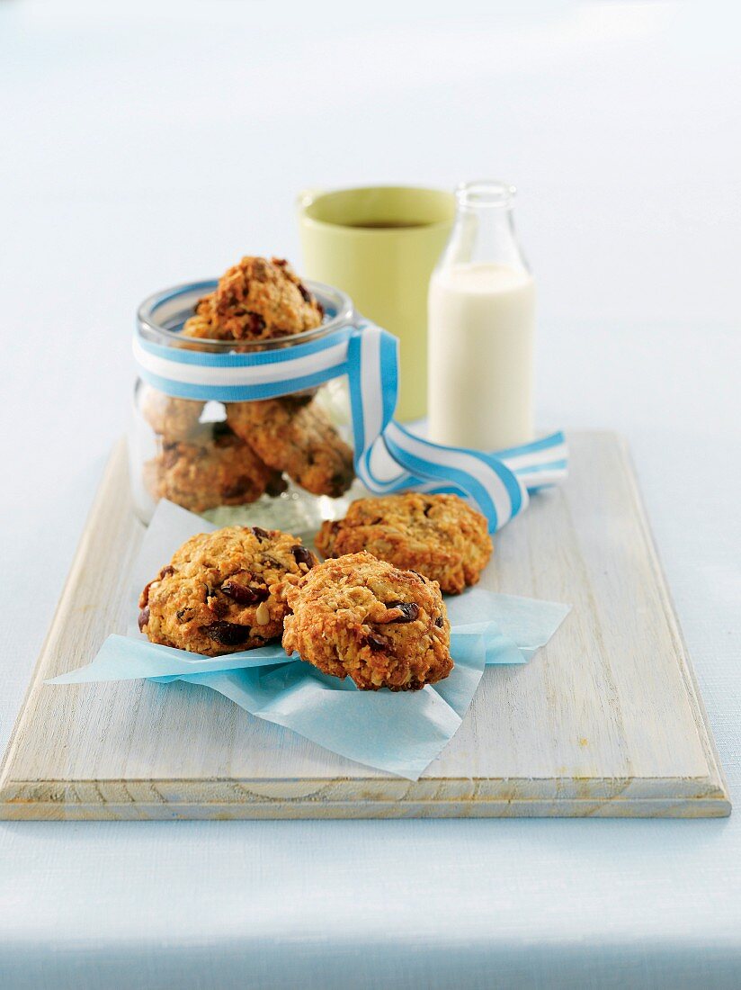 Knusprige Hafercookies mit Trockenfrüchten und Sonnenblumenkernen