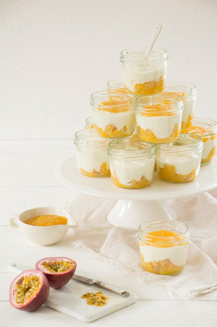 Joghurt-Sahne-Dessert mit Maracujasauce
