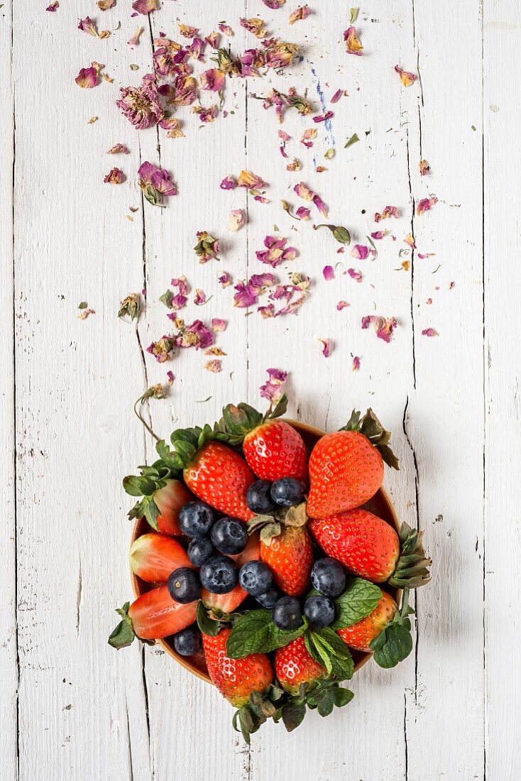 Frische Erdbeeren und Heidelbeeren in Schüssel