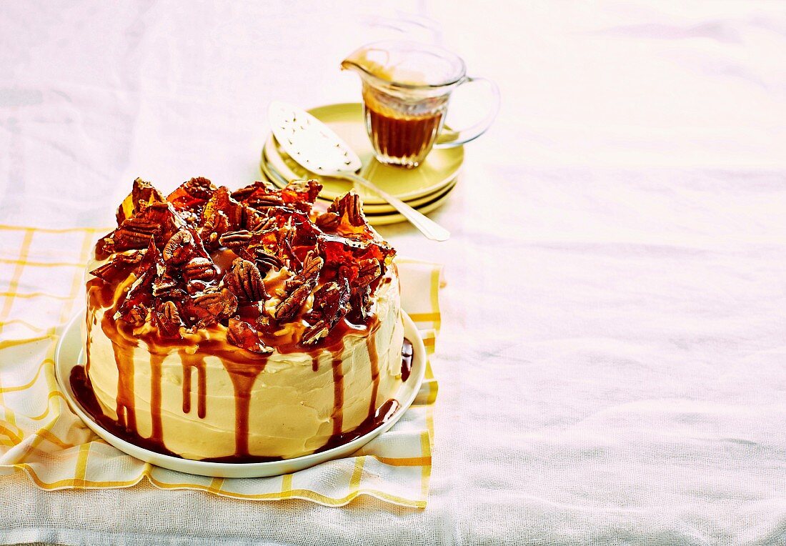 Hummingbird Cake mit Pecannuss-Krokant und salziger Karamellsauce