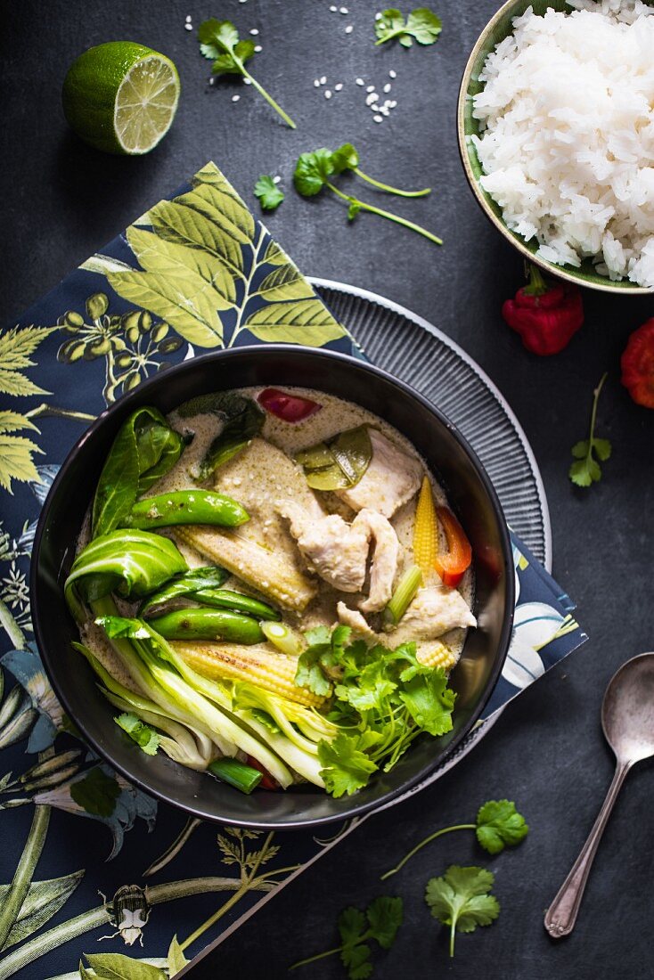 Thaicurry mit Hähnchen, Gemüse und Jasminreis