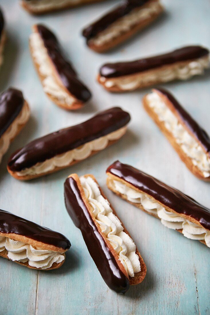 Schokoladen-Eclairs mit Sahnefüllung