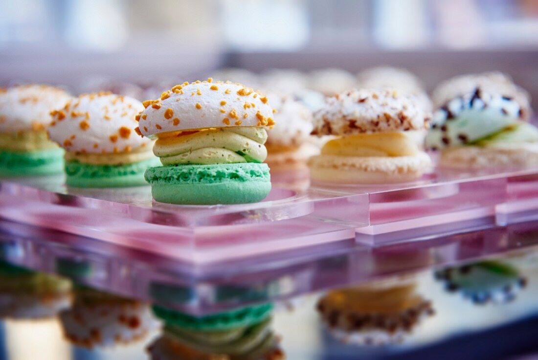 Verschiedene Macarons in einer Vitrine