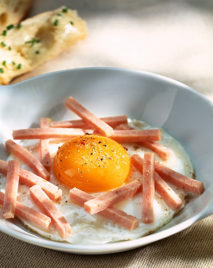A fried egg with ham