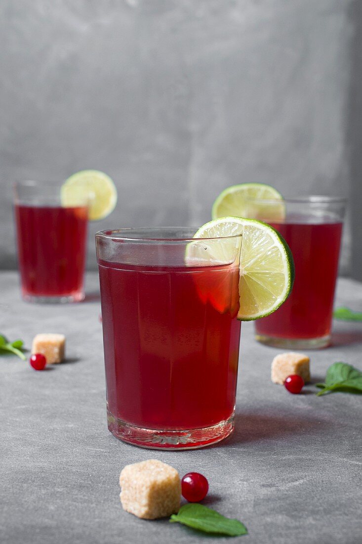 Red tea in glasses, decorated with lime slices