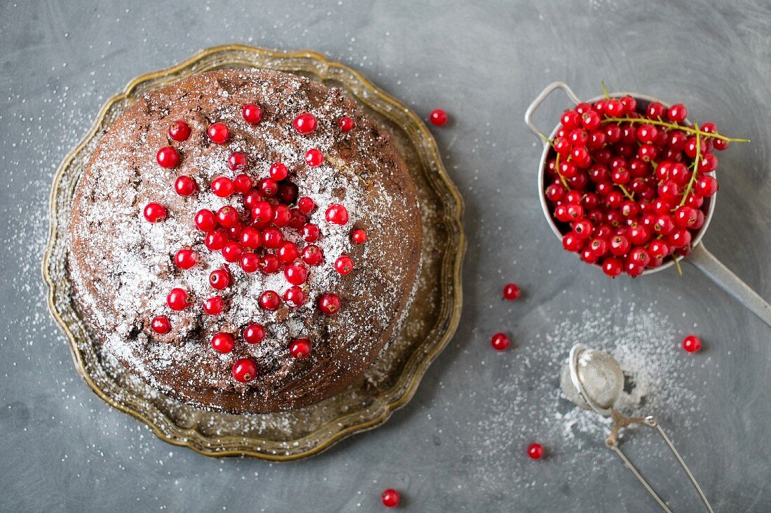 Schokoladenkuchen mit roten Johannisbeeren (Aufsicht)