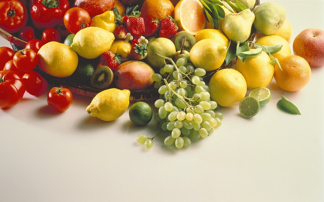 Obst- & Gemüsestillleben mit Tomaten, Zitronen, Trauben, Kiwi