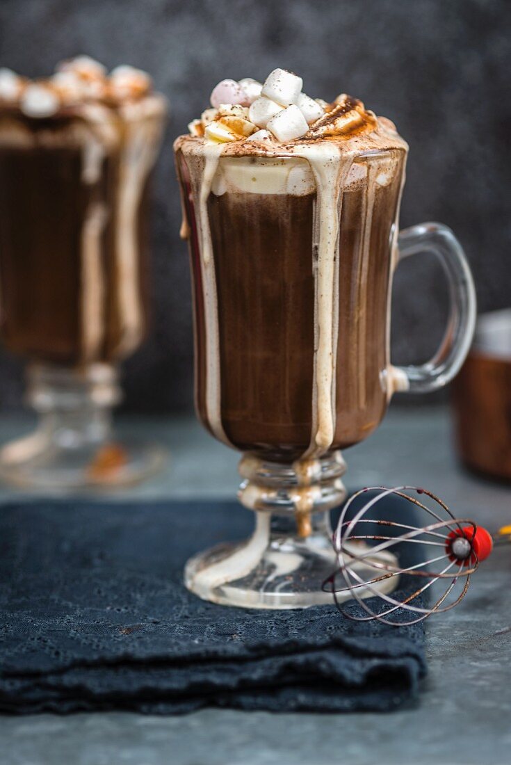 Heiße Schokolade mit Rotwein und Marshmallows