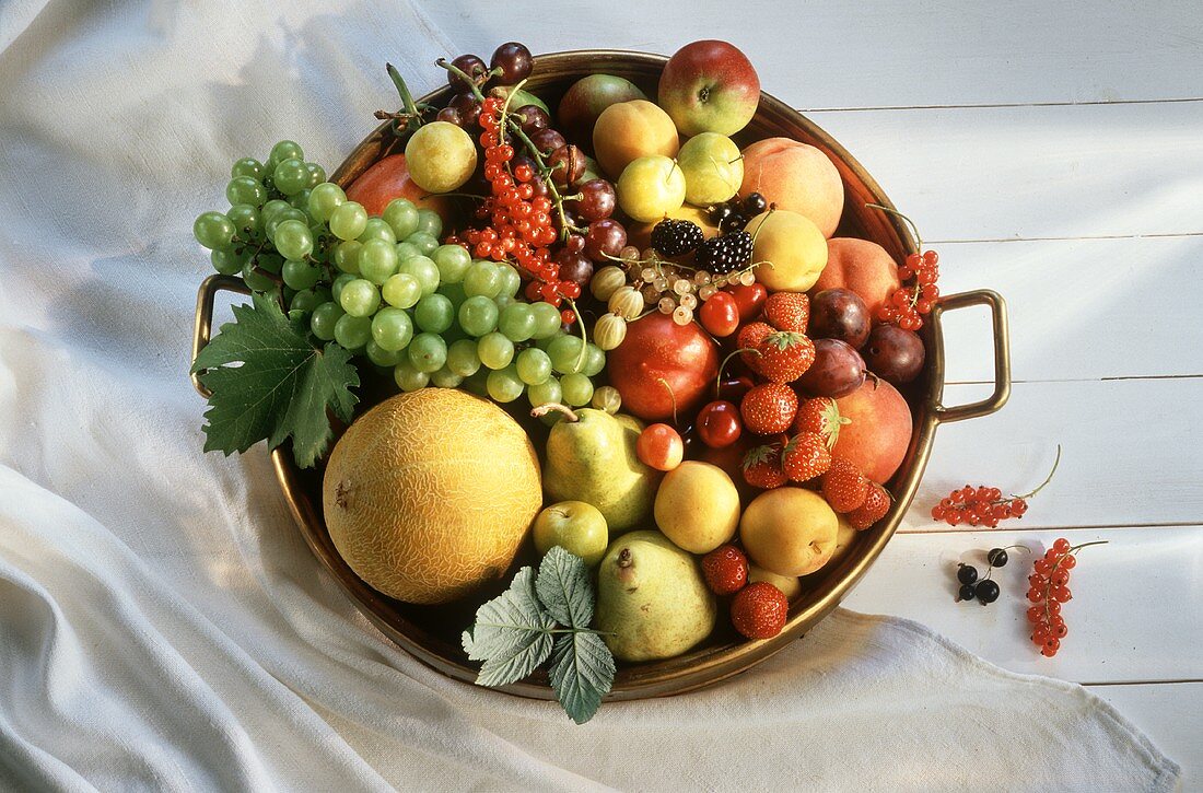 Verschiedenes Obst, Beeren, Früchte in einem Topf