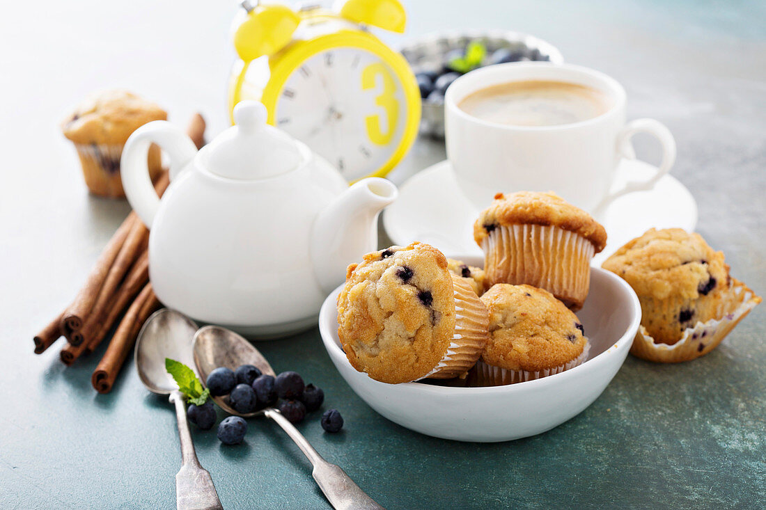 Blaubeermuffins und Tee zum Frühstück