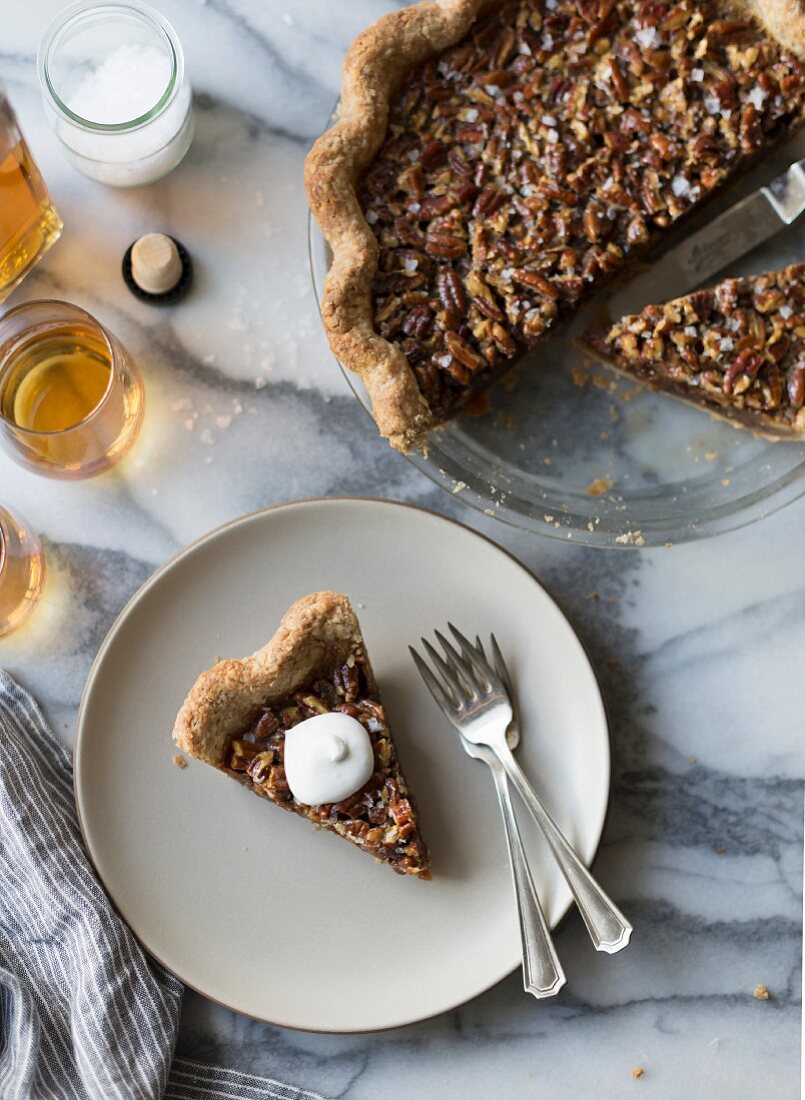 Salty Bourbon Pecan Pie (Pekannusskuchen, glutenfrei mit Sorghummehl und -sirup)