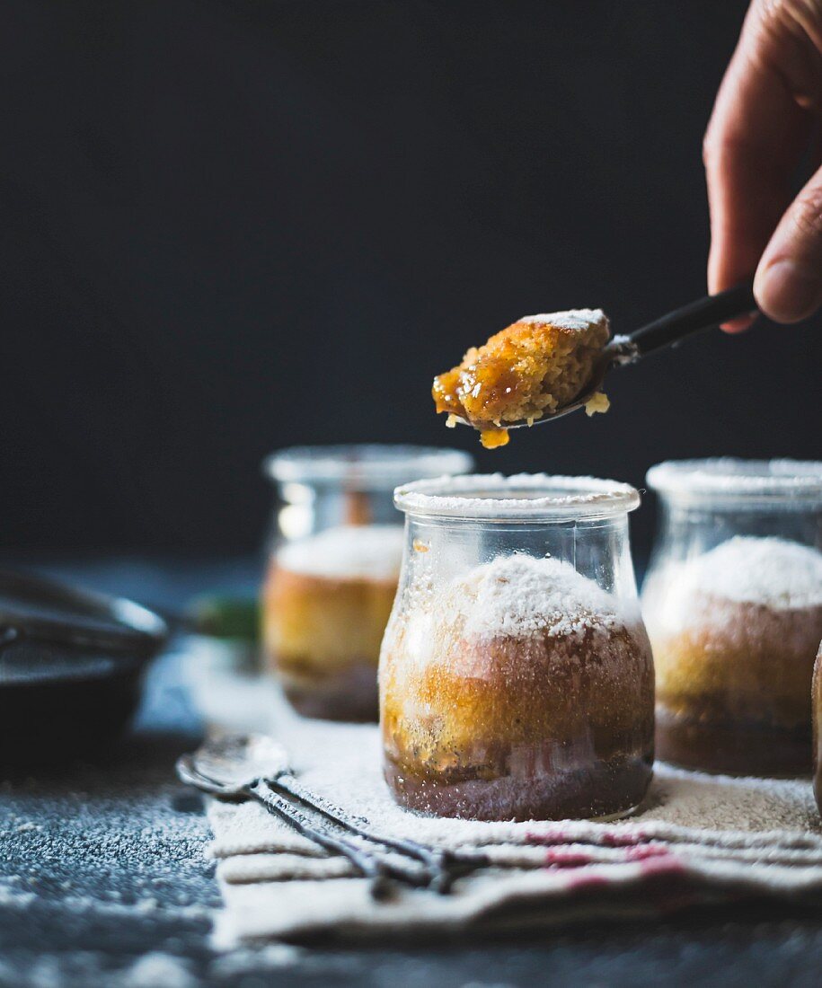 Puddings Chomeurs mit Ahornsirup und Kastanienmehl (Dessert, Quebec, Kanada)
