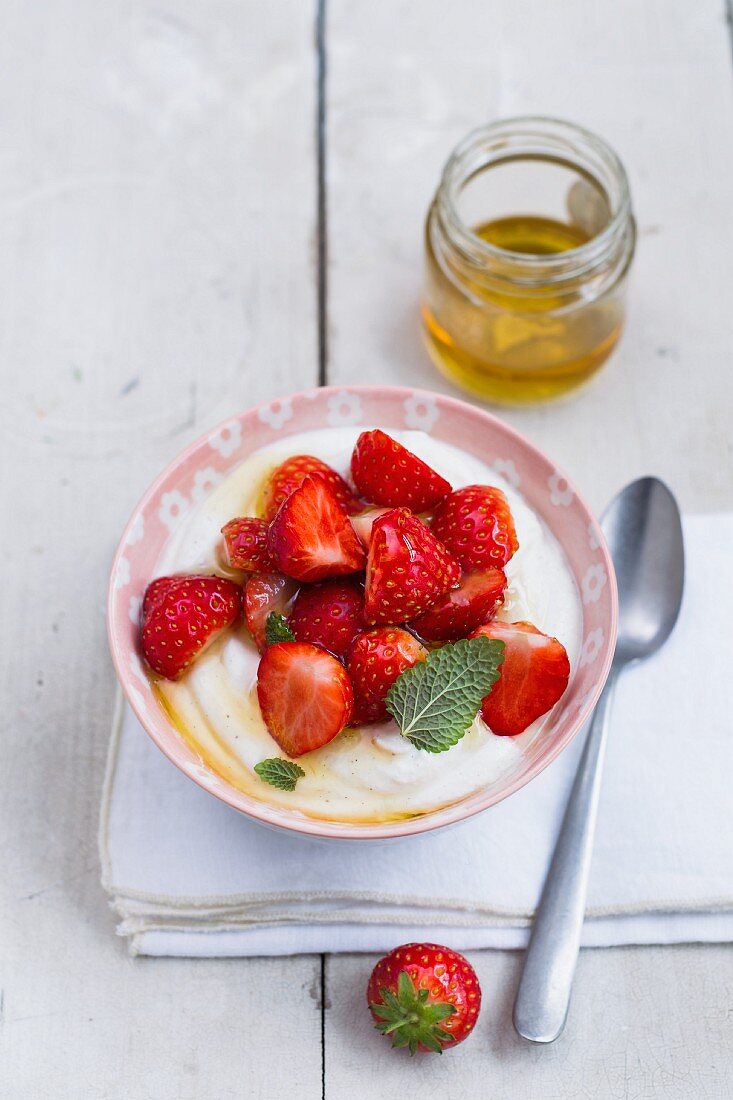 Joghurt mit Erdbeeren und Honig
