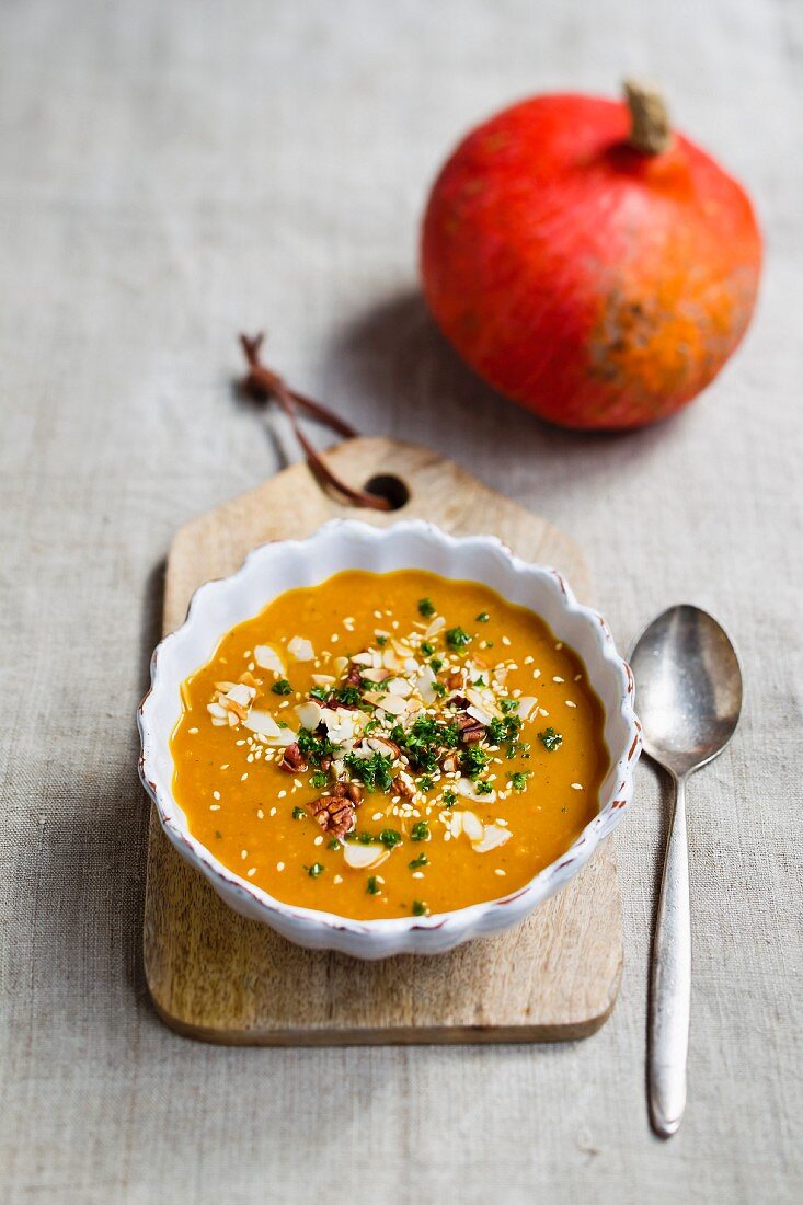 Kürbissuppe mit Pecannüssen, Sesam und Mandeln