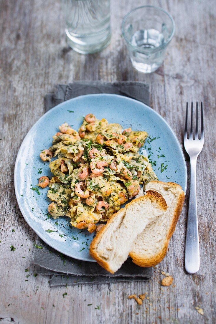 Scrambled eggs with prawns and dill