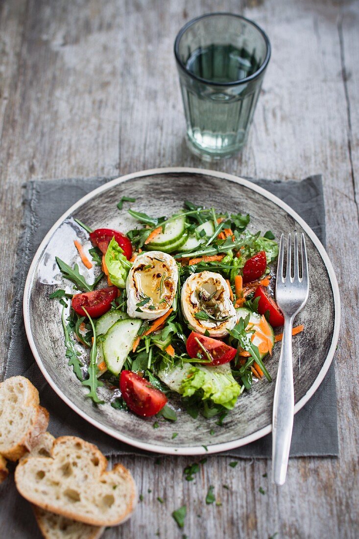 Salat mit karamellisiertem Ziegenkäse