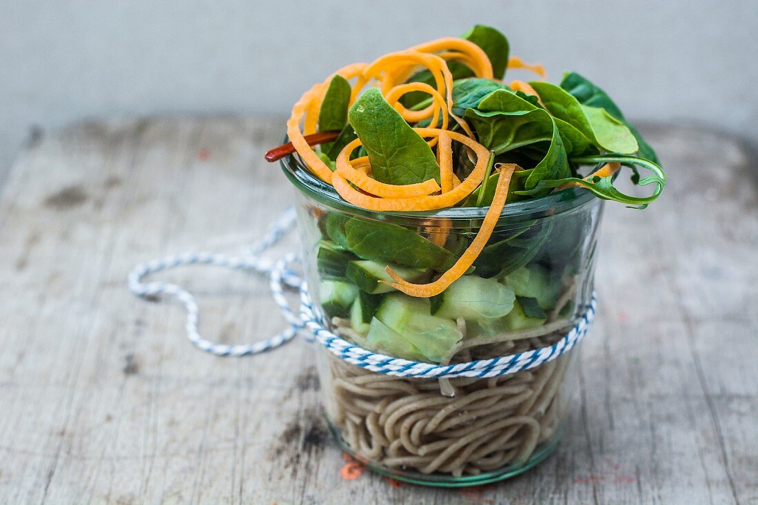 Spaghettisalat mit Gurke, Spinat und Möhrenspiralen im Glas