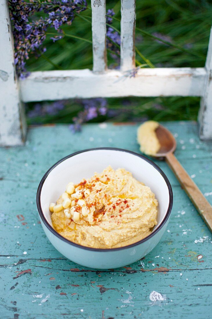 Hummus mit Mais, Kichererbsen, Olivenöl und Paprikapulver